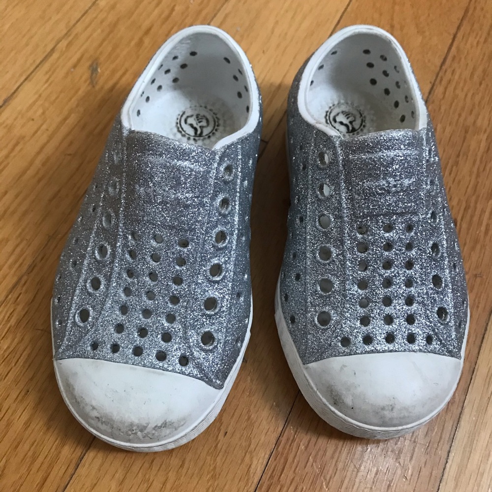 Size 7 toddler silver natives